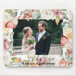 Tapis De Souris Photo Rustique Mariage Floral Papillon rose Je fai<br><div class="desc">JE FAIS Fiançailles | Photo Mariage Floral Rose Pink Butterfly Mouse Pad. Toutes les photos et les textes sont pré-arrangés pour que vous personnalisiez facilement et rapidement avec vos propres détails. Pour de nombreux autres modèles,  veuillez visiter la collection du magasin : https://www.zazzle.com/collections/119376792509928647</div>