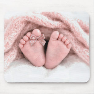 Tapis De Souris Pieds de bébé fille avec nœud sur le doigt