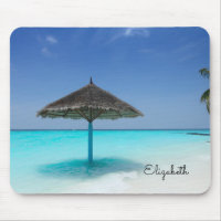 Plage tropicale pittoresque avec parapluie de chau