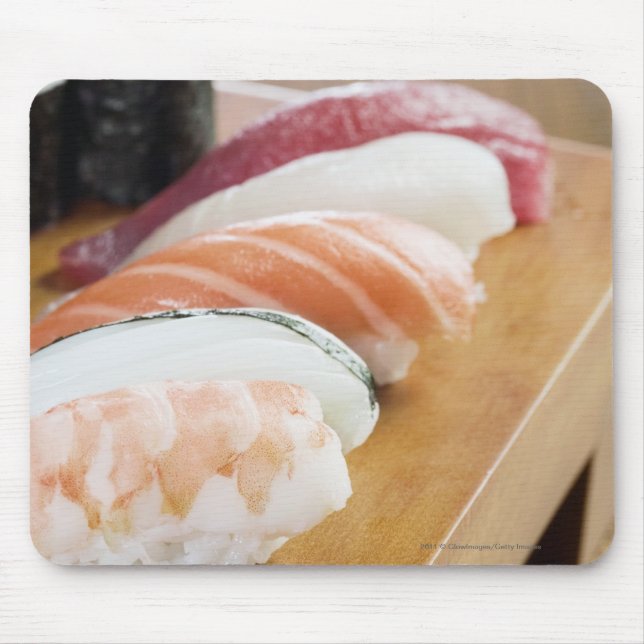 Tapis De Souris Plan rapproché des sushi sur une table (Devant)