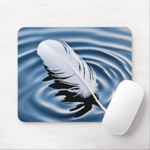 Tapis De Souris Plumes Blanches Flottant Sur Eau Bleue