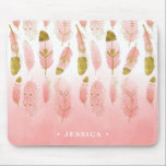 Tapis De Souris Plumes de Bohême rose et or Ombre Mousepad<br><div class="desc">Plumes de Bohême rose et or Ombre personnalisé Mousepad. Mousepad d'inspiration boho avec de délicates plumes roses aux accents tribaux dorés et arrière - plan d'eau rose et sombre. Personnalisez en ajoutant des noms ou un devis court. Parfait comme cadeau.</div>