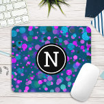Tapis De Souris Points de confetti violet bleu pâle sur monogramme<br><div class="desc">Des points de confettis bleus, violets, roses et verts légèrement turquoise sur un arrière - plan turquoise foncé ornent cette mousepad chic et moderne monogramed. Fait une déclaration amusante et élégante chaque fois que vous l'utilisez. Un grand cadeau pour un ami, ainsi que vous-même! Il suffit de taper la première...</div>