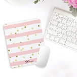 Tapis De Souris Pois or mignon rose avec nom<br><div class="desc">Un design mignon poupée en rayures roses et blanches avec des pois dorés éparpillés,  ce design a un modèle texte à personnaliser avec votre nom ou autre texte désiré. Idéal pour retourner à l'école,  à la maison ou au bureau.</div>