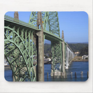 Tapis De Souris Pont de la baie de Yaquina enjambant la baie de Ya