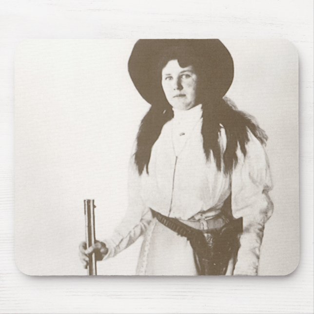 Tapis De Souris Portrait photo d'une cowgirl tenant un fusil, v191 (Devant)
