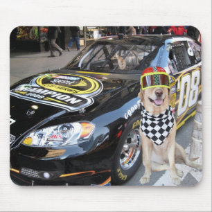 Tapis De Souris Pose blonde mignonne en la voiture rapide