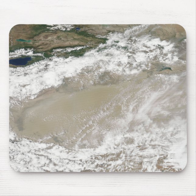 Tapis De Souris Poussière et nuages planaient au-dessus du Taklima (Devant)