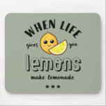 Tapis De Souris Quand La Vie Donne Du Citron Faire De La Lemonade<br><div class="desc">Quand La Vie Vous Donne Des Citrons Font De La Léméronade. Conception drôle et mignonne de limonade pour ceux qui aiment boire de la limonade. Marchandises cool et humoristiques à porter pendant une chaude journée d'été. Parfait pour célébrer la Fête nationale de la limonade. Grand cadeau de Noël et cadeau...</div>