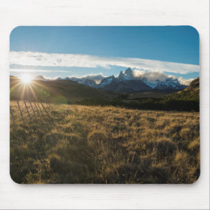 Tapis De Souris Randonneur regardant des montagnes de Fitz Roy,