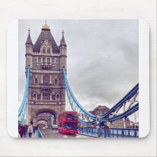 Tapis De Souris Red Double Decker traverse Tower Bridge à Londres
