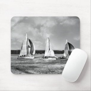 Tapis De Souris Régate de voilier noir et blanc sur l'eau