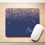 Tapis De Souris Rose bleu marine or - Parties scintillant rose pâl<br><div class="desc">Marine Bleu et or Rose - Parties scintillant à étincelle rose pâle broyée Nom du monogramme métallique et Mousepad initial (pavé de souris). Cela rend le cadeau parfait pour 16 ans,  mariage,  douche nuptiale,  anniversaire,  baby shower ou bachelorette pour quelqu'un qui aime le luxe glam et les styles chic.</div>