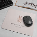 Tapis De Souris Rose Gold Floral Ciseaux Salon Logo<br><div class="desc">Chic mousepad personnalisé pour votre salon ou votre salon de coiffure dispose de deux lignes de texte personnalisé en lettrage gris classique,  sur un arrière - plan rose pâle orné d'une paire de ciseaux fleuris en feuille d'or rose.</div>