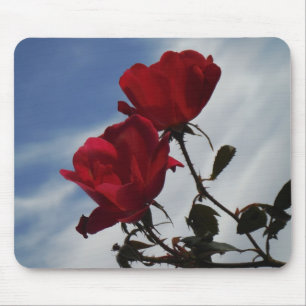 Tapis De Souris Roses rouges contre un ciel bleu vif
