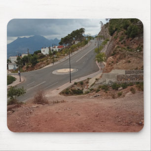 Tapis De Souris Route de montagne sinueuse : Un voyage serein à tr