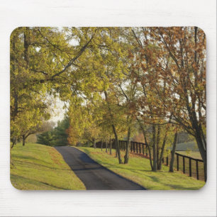 Tapis De Souris Route rurale à travers la région de Bluegrass dans