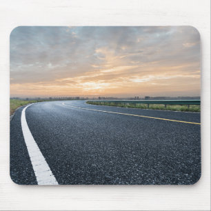 Tapis De Souris Route vide de macadam contre le ciel de coucher du