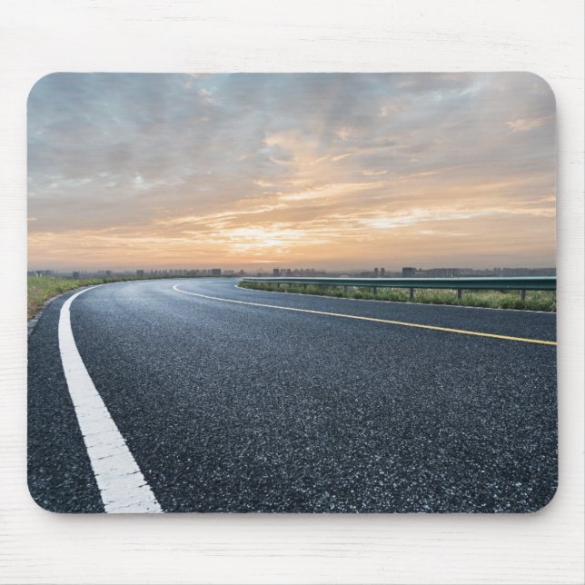Tapis De Souris Route vide de macadam contre le ciel de coucher du (Devant)