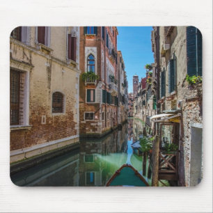 Tapis De Souris Rue étroite avec canal à Venise.