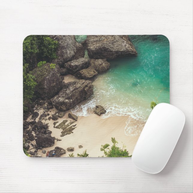 Tapis De Souris Sandy Beach Cove avec arbres verts, rochers et océ (Avec souris)