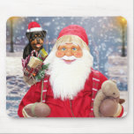 Tapis De Souris Santa Claus w Christmas Gifts Rottweiler Chien<br><div class="desc">Un Père Noël tenant un joli rottweiler et des cadeaux de Noël. Un cadeau de Noël parfait pour quelqu'un qui aime ou possède une chaudière.</div>