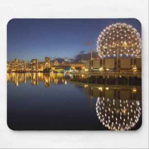 Tapis De Souris Science World et CBD reflétés dans False Creek,