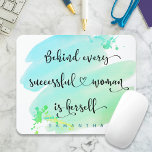 Tapis De Souris Script de femme réussie Monogramme Aquarelle bleue<br><div class="desc">"Derrière chaque femme prospère se trouve elle-même." Alors qui a besoin du Prince Charming ? Faites votre propre "heureux toujours après" et embrassez "girl power" chaque fois que vous utilisez ce nom personnalisé féministe inspiré et chic, coloré et inspiré, mousepad avec une typographie manuscrite noire sucrée superposant une aquarelle bleu...</div>