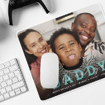 Tapis De Souris Script Photo Personnalisé Moderne 'We Love You - P<br><div class="desc">Créez votre propre tapis de souris pour papa comme cadeau d'anniversaire ou de Fête des pères. Ce design moderne comprend une photo de paysage de votre choix, une superposition foncée en bas avec le texte en gras DADDY combiné à l'élégant script blanc "We love you" sur le dessus. Customisez ce...</div>