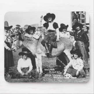 Tapis De Souris Sept cow-girls de rodéo posant en plaisantant avec