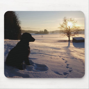 Tapis De Souris Silhouette de chien dans le paysage neigeux