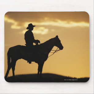 Tapis De Souris Silhouette de cowboy à cheval au coucher du solei