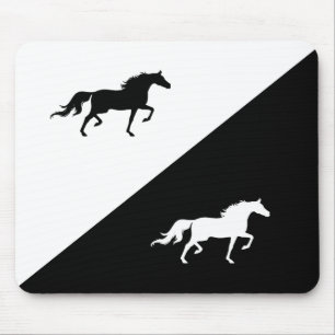 Tapis De Souris Silhouettes de chevaux élégants sur fond noir et b