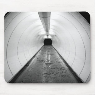Tapis De Souris Singapour. Un tunnel piétonnier illuminé à