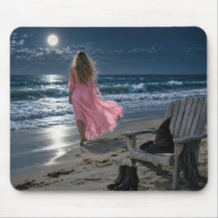 Tapis De Souris Sorcière portant une robe rose sur une plage au cl