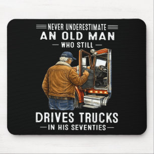 Tapis De Souris Sous-estimer un vieil homme qui conduit des camion