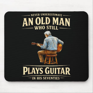 Tapis De Souris Sous-estimer un vieil homme qui joue de la guitare
