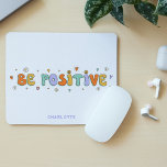 Tapis De Souris Soyez positif Motivationnel Rétro Typographie Nom<br><div class="desc">Be Positive Motivational Script Typographie Nom Souris Pads comprend le texte "Be Positive" dans une typographie de script moderne accentuée de fleurs rétro, coeurs et étoiles et personnalisée avec votre nom personnalisé à la base. Un cadeau parfait pour Noël, anniversaire, université, meilleurs amis et plus encore. Conçu par ©Evco Studio...</div>