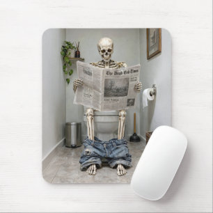 Tapis De Souris Squelette lisant un journal sur des toilettes