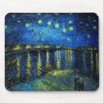 Tapis De Souris Starry Night Over the Rhone par Vincent Van Gogh<br><div class="desc">Starry Night Over the Rhone par Vincent Van Gogh. C'est un vieux chef-d'oeuvre du peintre-maître néerlandais Vincent Van Gogh. Cette belle peinture a une belle couleur,  vibrante,  saturée. Vincent Van Gogh était un peintre impressionniste de poste hollandais. Ce tableau a été peint sur les rives du Rhône en France.</div>