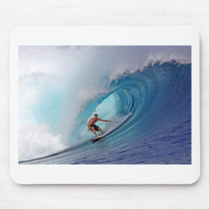 Tapis De Souris Surfer surfant sur une vague énorme.