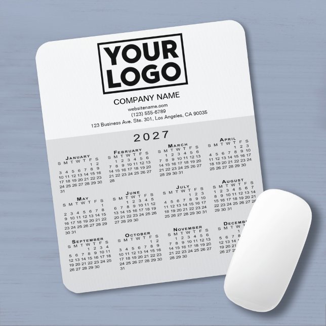 Tapis De Souris Texte du logo de la société de calendrier 2027 Gri (2027 Calendar Company Logo Text Grey White Mouse Pad in situ)