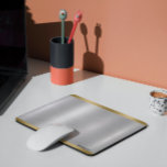 Tapis De Souris Texture métallique minimaliste d'argent et d'or<br><div class="desc">Elégante texture argentée métallique,  look aluminium brossé avec accents de bordure dorée - typographie personnalisable en noir. Design minimaliste simple et moderne,  élégant.</div>