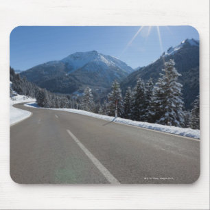 Tapis De Souris Thrugh vide idyllique de route un paysage d'hiver,