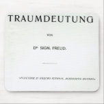 Tapis De Souris Titlepage à mourir Traumdeutung par Sigmund Freud<br><div class="desc">Titlepage de l'école allemande "meurent Traumdeutung" par Sigmund Freud,  édité en 1899 (copie) situé à une collection privée. Le Titlepage "meurent Traumdeutung" par Sigmund Freud,  édité en 1899 (copie) était vers 1899 ANNONCE créée.</div>