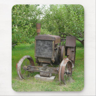 Tapis De Souris Tracteur vintage dans le champ de pommiers