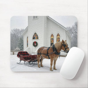 Tapis De Souris Traîneau à cheval de Noël attendant près d'une cha