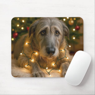 Tapis De Souris Triste Irish Wolfhound emmêlé dans les lumières de