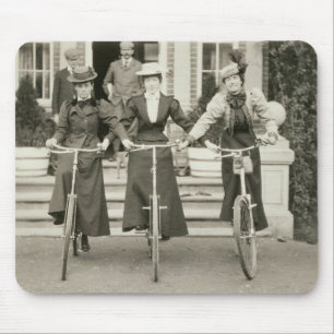 Tapis De Souris Trois femmes sur des bicyclettes, les années 1900
