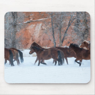 Tapis De Souris Troupeau de chevaux courant dans la neige
